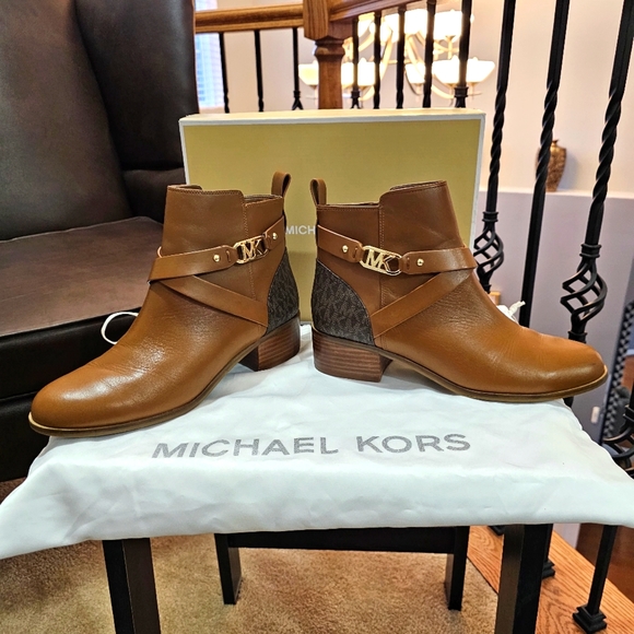 Michael Kors Kincaid Leather Ankle Boot - Picture 1 of 7